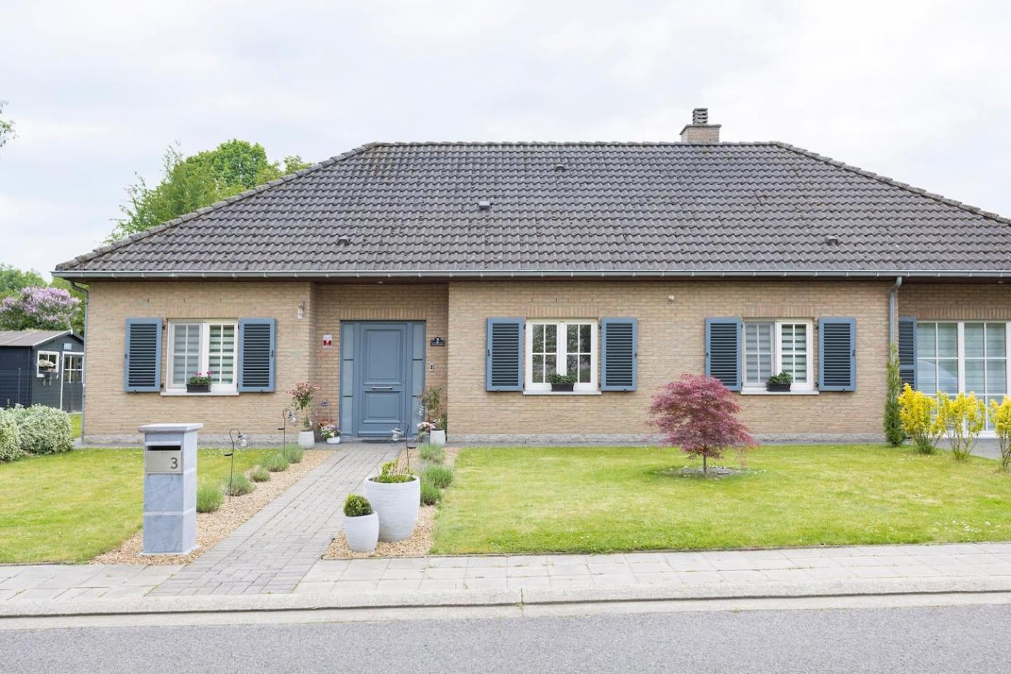 B&B La Villa Orchidees, Breakfast Included Bassenge Bagian luar foto