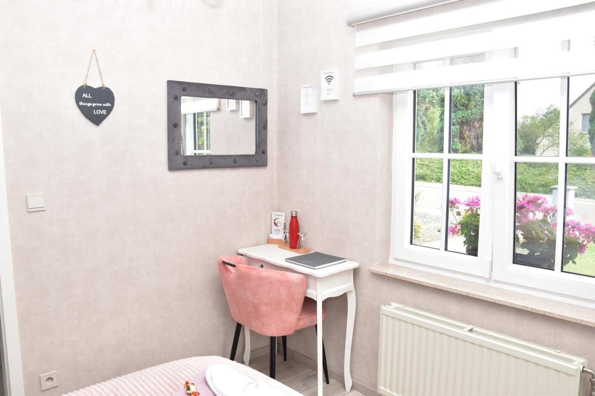B&B La Villa Orchidees, Breakfast Included Bassenge Bagian luar foto